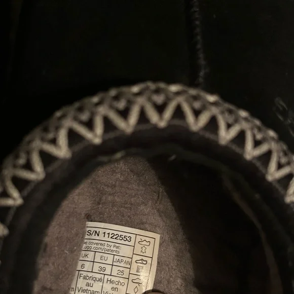 UGG platform slip on in black don’t wear anymore. Firm on the price. - Picture 6 of 7